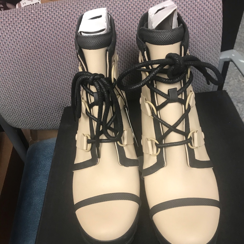 Sorel winter boots 10.5 - Picture 2 of 5